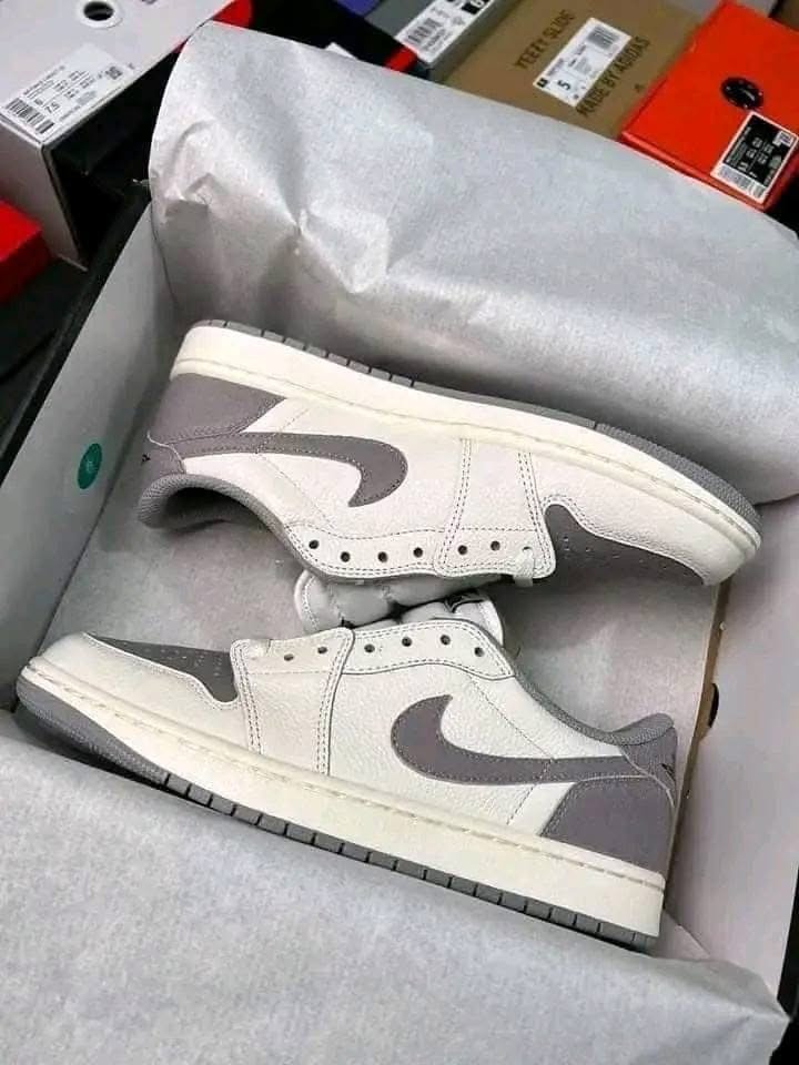 Mixed Nike Dunk Low & Air Jordan 1 Low Sneakers Wholesale Pallet - Image 3